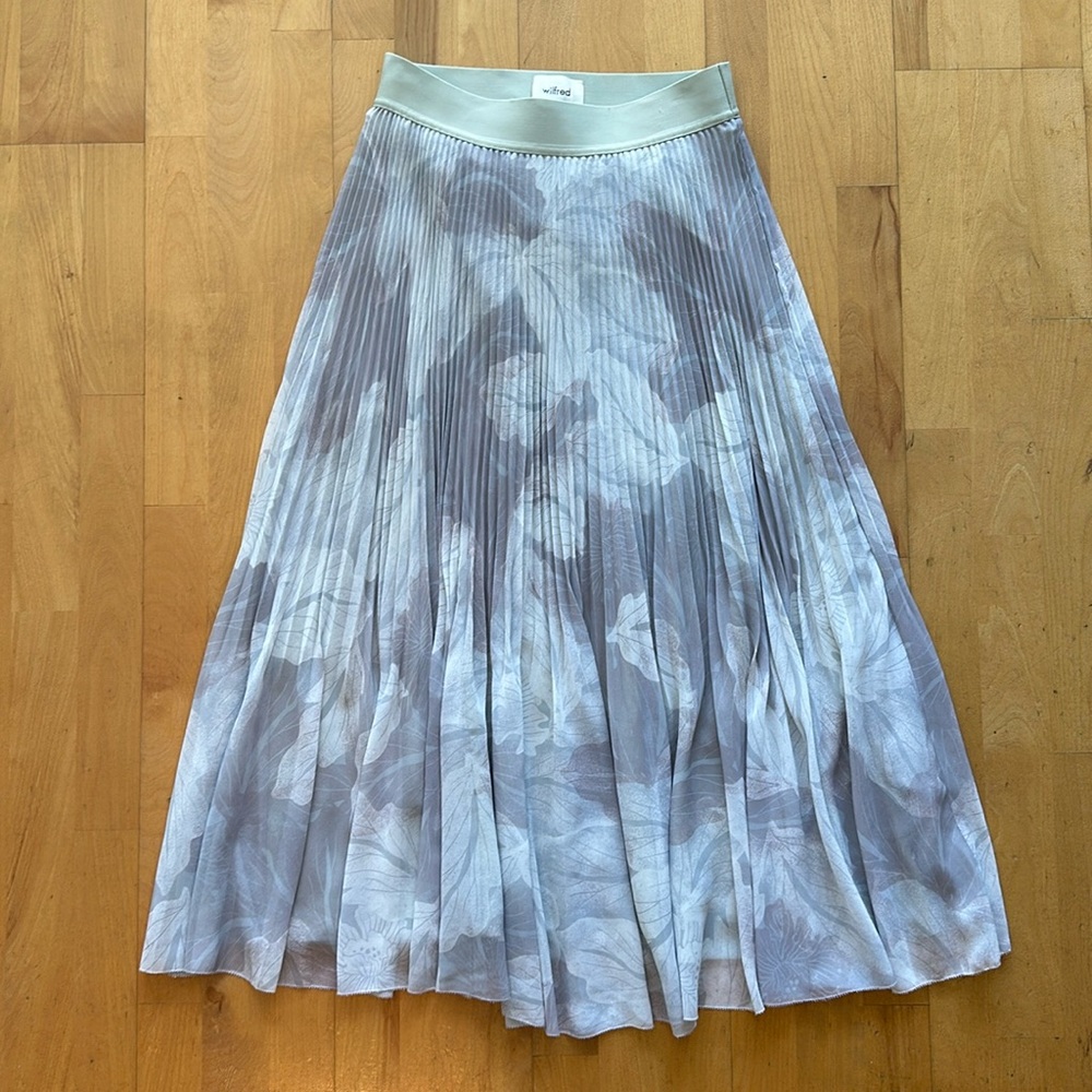 Aritzia Pleated Skrirt